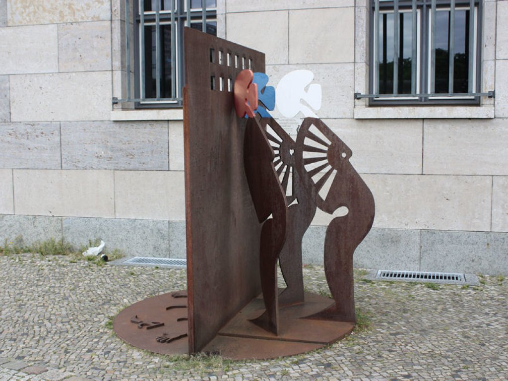 "Mauerskulpturen 1992" des Leverkusener Künstlers Eberhard Foest zur Erinnerung an den Fall der Mauer, am Haus der Ministerien (heute: Bundesfinanzministerium) in der Niederkirchner Straße aufgestellt am 9. November 2007; Aufnahme 2016