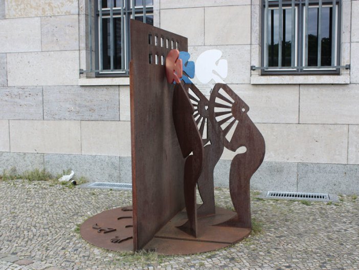 "Mauerskulpturen 1992" des Leverkusener Künstlers Eberhard Foest zur Erinnerung an den Fall der Mauer, am Haus der Ministerien (heute: Bundesfinanzministerium) in der Niederkirchner Straße aufgestellt am 9. November 2007; Aufnahme 2016