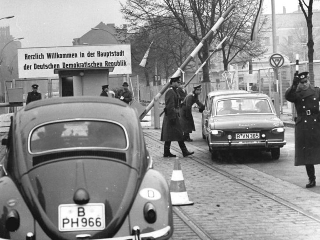 DDR-Grenzübergang Invalidenstraße: Viele West-Berliner nutzen die Möglichkeit während des Passierscheinabkommens nach Ost-Berlin einzureisen; Aufnahme 31. Oktober 1964 DDR-Grenzübergang Invalidenstraße: Viele West-Berliner nutzen die Möglichkeit während des Passierscheinabkommens nach Ost-Berlin einzureisen; Aufnahme 31. Oktober 1964
