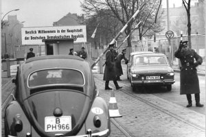 DDR-Grenzübergang Invalidenstraße: Viele West-Berliner nutzen die Möglichkeit während des Passierscheinabkommens nach Ost-Berlin einzureisen; Aufnahme 31. Oktober 1964