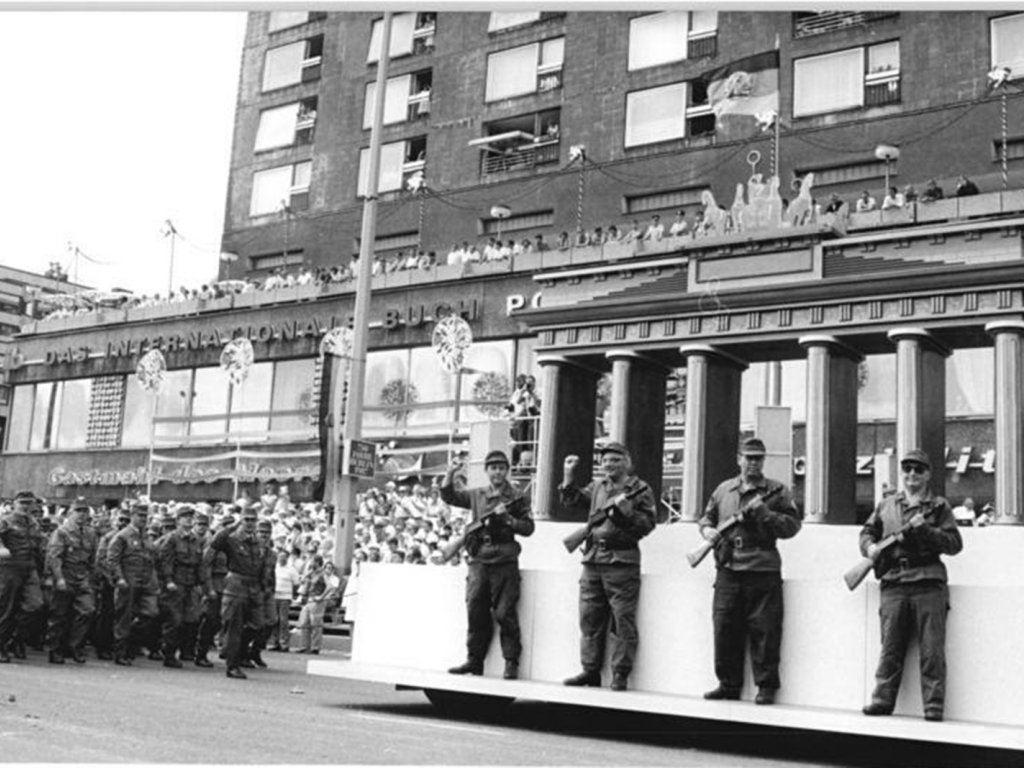 750-Jahr-Feier in Ost-Berlin: Beim Festumzug symbolisieren Kampfgruppenmitglieder die Errichtung des „antifaschistischen Schutzwalls“; Aufnahme 4. Juli 1987 . 750-Jahr-Feier in Ost-Berlin: Beim Festumzug symbolisieren Kampfgruppenmitglieder die Errichtung des „antifaschistischen Schutzwalls“; Aufnahme 4. Juli 1987 .