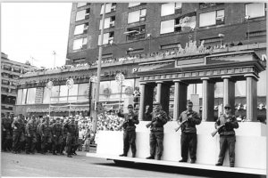 750-Jahr-Feier in Ost-Berlin: Beim Festumzug symbolisieren Kampfgruppenmitglieder die Errichtung des „antifaschistischen Schutzwalls“; Aufnahme 4. Juli 1987 .