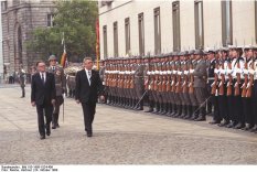 Offizieller Amtsantritt von Egon Krenz (r.), dem neuen Generalsekretär des ZK der SED, vor dem Sitz des Staatsrates am Marx-Engels-Platz; Aufnahme 24. Oktober 1989