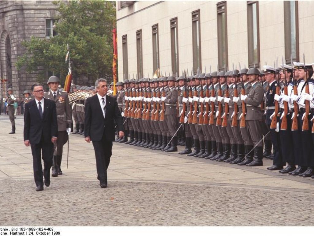 Offizieller Amtsantritt von Egon Krenz (r.), dem neuen Generalsekretär des ZK der SED, vor dem Sitz des Staatsrates am Marx-Engels-Platz; Aufnahme 24. Oktober 1989