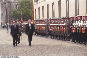 Offizieller Amtsantritt von Egon Krenz (r.), dem neuen Generalsekretär des ZK der SED, vor dem Sitz des Staatsrates am Marx-Engels-Platz; Aufnahme 24. Oktober 1989