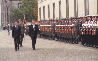 Offizieller Amtsantritt von Egon Krenz (r.), dem neuen Generalsekretär des ZK der SED, vor dem Sitz des Staatsrates am Marx-Engels-Platz; Aufnahme 24. Oktober 1989