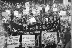 Zehntausende SED-Mitglieder und -Kandidaten versammeln sich im Lustgarten zu einer Kundgebung; Aufnahme 10. November 1989