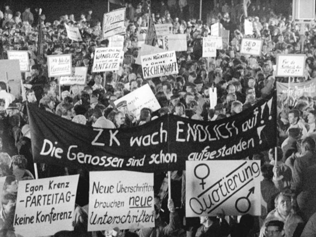 Zehntausende SED-Mitglieder und -Kandidaten versammeln sich im Lustgarten zu einer Kundgebung; Aufnahme 10. November 1989