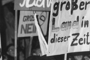Montagsdemonstration in Dresden; Aufnahme 11. Dezember 1989
