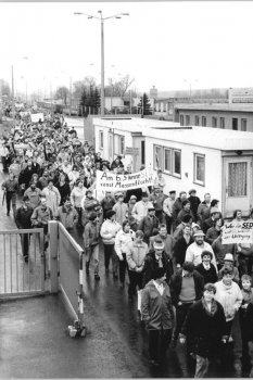 Symbolische Massenflucht am Grenzübergang Worbis-Duderstadt (Eichsfeld) als Demonstration gegen die SED-PDS; Aufnahme 21. Januar 1990