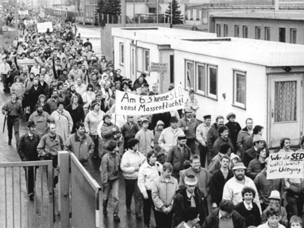 Symbolische Massenflucht am Grenzübergang Worbis-Duderstadt (Eichsfeld) als Demonstration gegen die SED-PDS; Aufnahme 21. Januar 1990  Symbolische Massenflucht am Grenzübergang Worbis-Duderstadt (Eichsfeld) als Demonstration gegen die SED-PDS; Aufnahme 21. Januar 1990