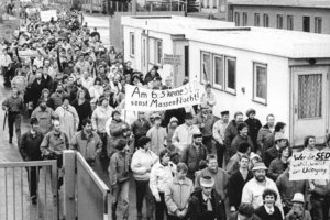 Symbolische Massenflucht am Grenzübergang Worbis-Duderstadt (Eichsfeld) als Demonstration gegen die SED-PDS; Aufnahme 21. Januar 1990