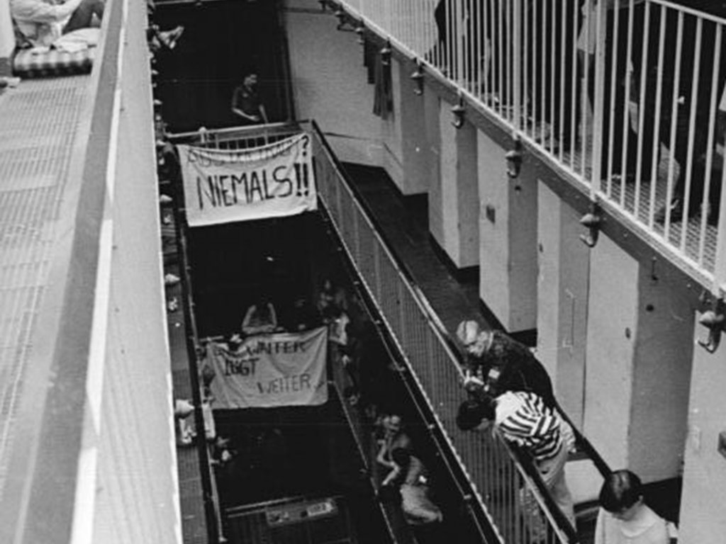 Die Insassen der Haftanstalten in der DDR (hier in Dresden) protestieren und fordern eine Generalamnestie; Aufnahme 28. September 1990  Die Insassen der Haftanstalten in der DDR (hier in Dresden) protestieren und fordern eine Generalamnestie; Aufnahme 28. September 1990