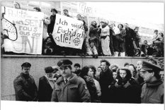 Vor der konstituierenden Sitzung der Abgeordneten des 12. Deutschen Bundestag besuchten die Parlamentarier einen ökumenischen Gottesdienst in der Marien-Kirche, wo sie auf demonstrierende Studenten treffen; Aufnahme 20. Dezember 1990