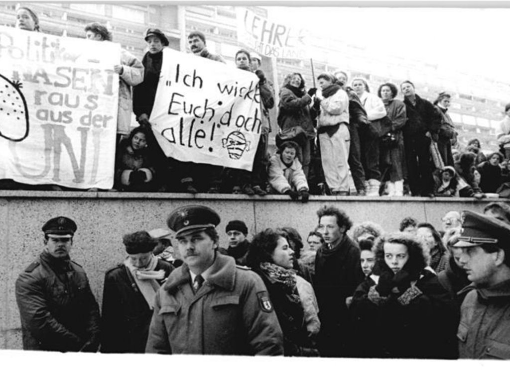 Vor der konstituierenden Sitzung der Abgeordneten des 12. Deutschen Bundestag besuchten die Parlamentarier einen ökumenischen Gottesdienst in der Marien-Kirche, wo sie auf demonstrierende Studenten treffen; Aufnahme 20. Dezember 1990