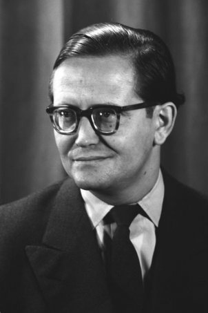 Karl-Eduard von Schnitzler: Ab 1960 Moderator der DDR-Sendung „Der schwarze Kanal“; Aufnahme 1956