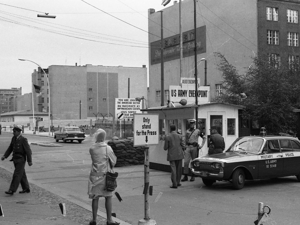 Checkpoint Charlie, Grenzkontrollpunkt der West-Allierten in West-Berlin, mit Blick auf den DDR-Grenzübergang Friedrichstraße in Ost-Berlin; Aufnahmedatum unbekannt