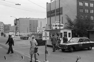 Checkpoint Charlie, Grenzkontrollpunkt der West-Allierten in West-Berlin, mit Blick auf den DDR-Grenzübergang Friedrichstraße in Ost-Berlin; Aufnahmedatum unbekannt