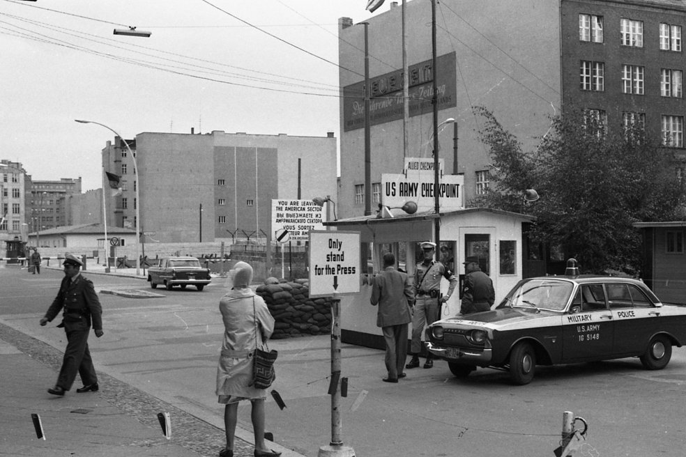 Checkpoint Charlie, Grenzkontrollpunkt der West-Allierten in West-Berlin, mit Blick auf den DDR-Grenz&uuml;bergang Friedrichstra&szlig;e in Ost-Berlin; Aufnahmedatum unbekannt