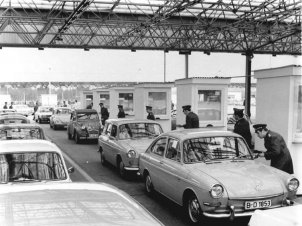 Kurzeitige vereinfachte Reisebedingungen am Grenzübergang Drewitz vor Inkrafttreten des Abkommens. Aus Sicht der DDR eine „Geste des guten WIllens“; Aufnahme 31. März 1972