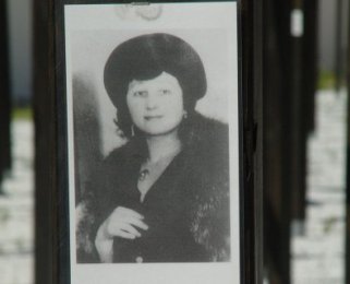 Ida Siekmann, tödlich verunglückt an der Berliner Mauer: Gedenkkreuz am Checkpoint Charlie; Aufnahme 2005