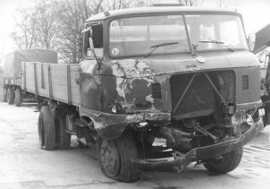 Engine compartment torn open, front axle demolished, tire flat - but the men in the truck succeed in forcing a way through the border barrier system: First successful escape over the Glienicker Bridge, March 10, 1988