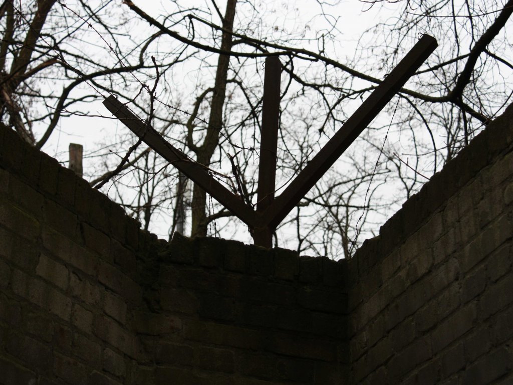 Ziegelmauer mit Y-Abweiser und Stacheldraht als Teil der frühen Sperranlagen zwischen Pankow und Reinickendorf (Foto 6)