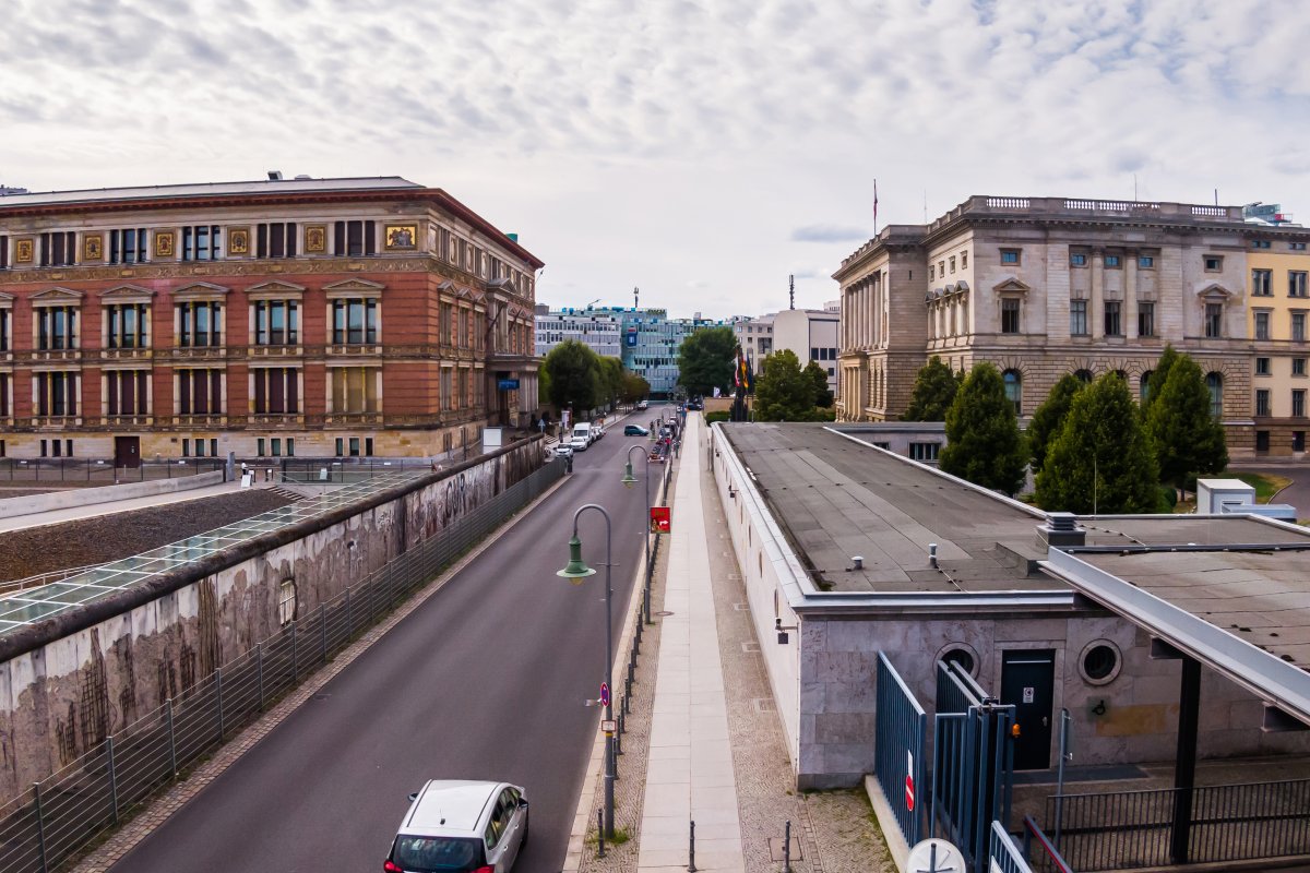 Gropius Bau (links) und Preußischer Landtag (rechts, heute: Berliner Abgeordnetenhaus)