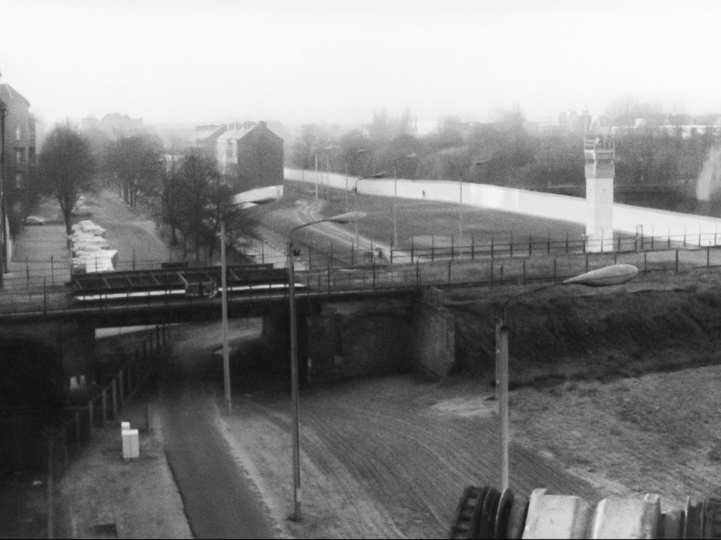 Beschaubrücke für DDR-Grenzposten an der Lohmühlenstraße, Aufnahme 1980er Jahre