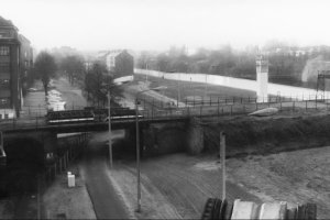 Beschaubrücke für DDR-Grenzposten an der Lohmühlenstraße, Aufnahme 1980er Jahre
