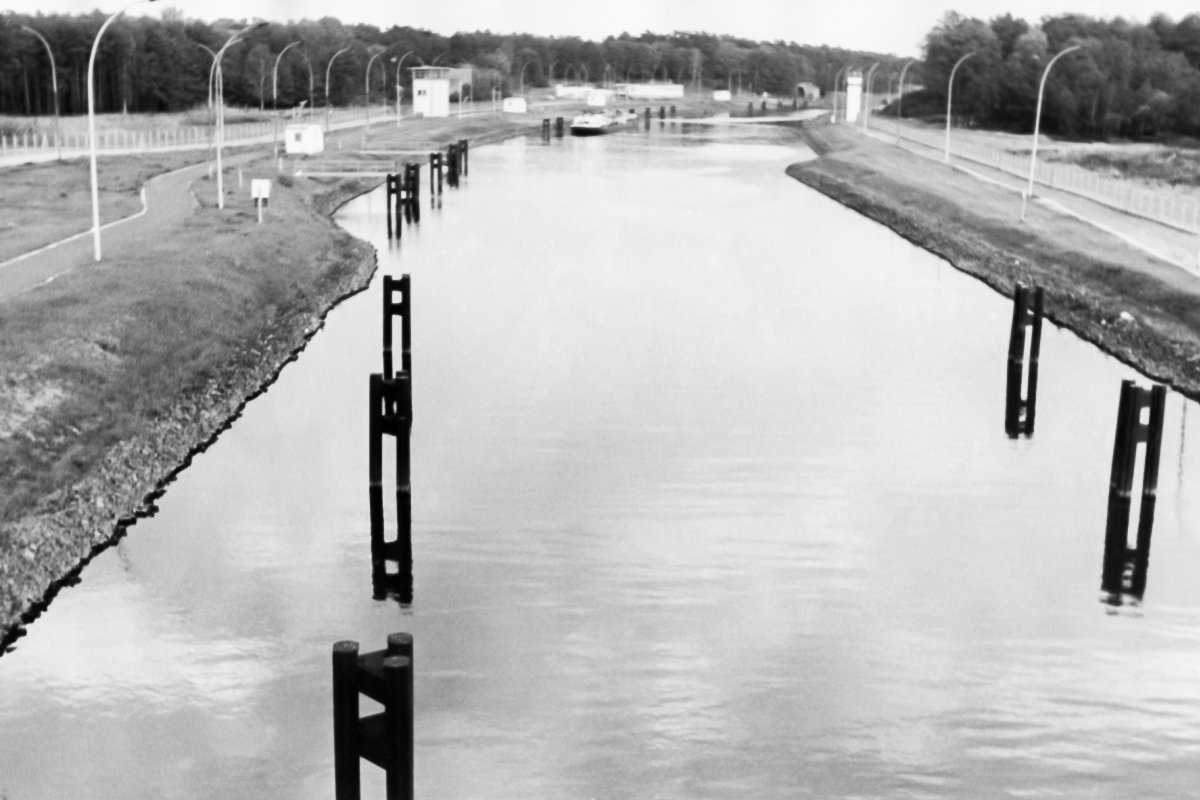 Teltowkanal, ehemaliger DDR-Wasser-Grenzübergang Dreilinden, Blick von der Kolonnenwegbrücke des Todesstreifens / von der stillgelegten Autobahnbrücke des alten AVUS-Zubringers, Aufnahme 1980er Jahre