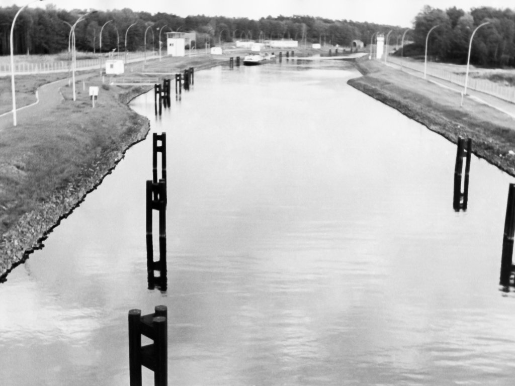 Teltowkanal, ehemaliger DDR-Wasser-Grenzübergang Dreilinden, Blick von der Kolonnenwegbrücke des Todesstreifens / von der stillgelegten Autobahnbrücke des alten AVUS-Zubringers, Aufnahme 1980er Jahre