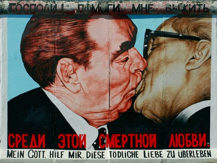 “Mein Gott, hilf mir, diese tödliche Liebe zu überleben (My God, help me survive this deadly love)” from Dmitri Wrubel at the East Side Gallery, 2009 The picture shows the painting of the kissing politicians on the wall. The title of the artwork is in Russian and in German.