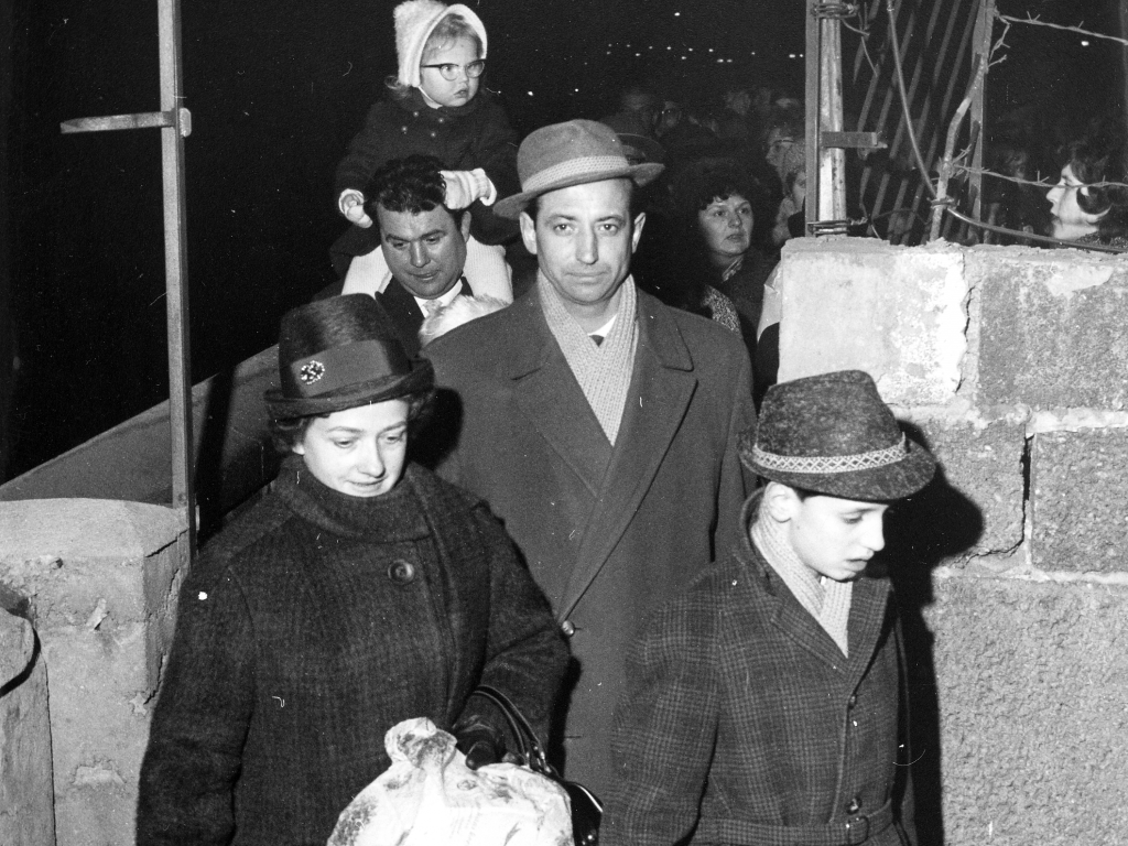 Passierscheinabkommen Der RIAS-Fotograf Karl-Heinz Schubert dokumentierte die ersten Besuche der West-Berliner Verwandten an den Grenzübergängen Sonnenallee und Oberbaumbrücke, Dezember 1963