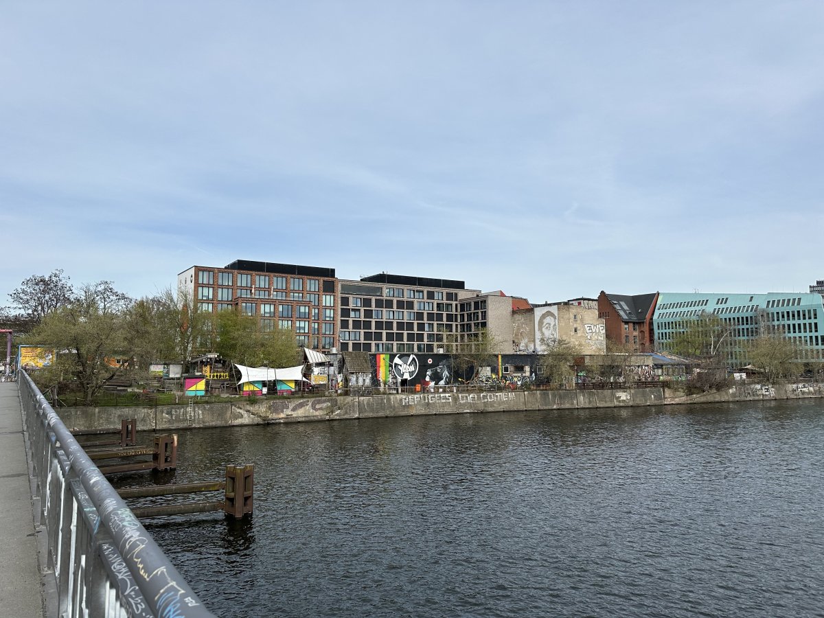 Blick auf das YAAM-Gelände von der Schillingbrücke, März 2024