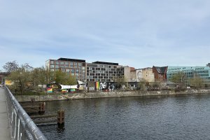 Blick auf das YAAM-Gelände von der Schillingbrücke, März 2024