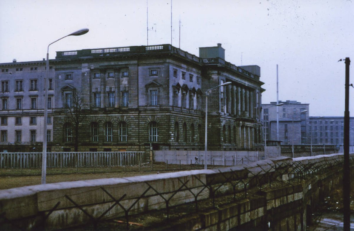 Das Abgeordnetenhaus von Berlin hinter der massiven Betonmauer entlang der Niederkirchnerstra&szlig;e, um 1963