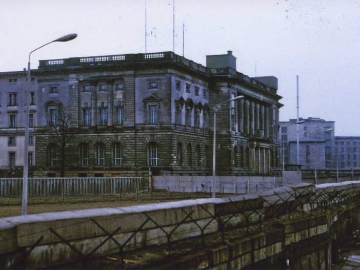 Das Abgeordnetenhaus von Berlin hinter der massiven Betonmauer entlang der Niederkirchnerstraße, um 1963