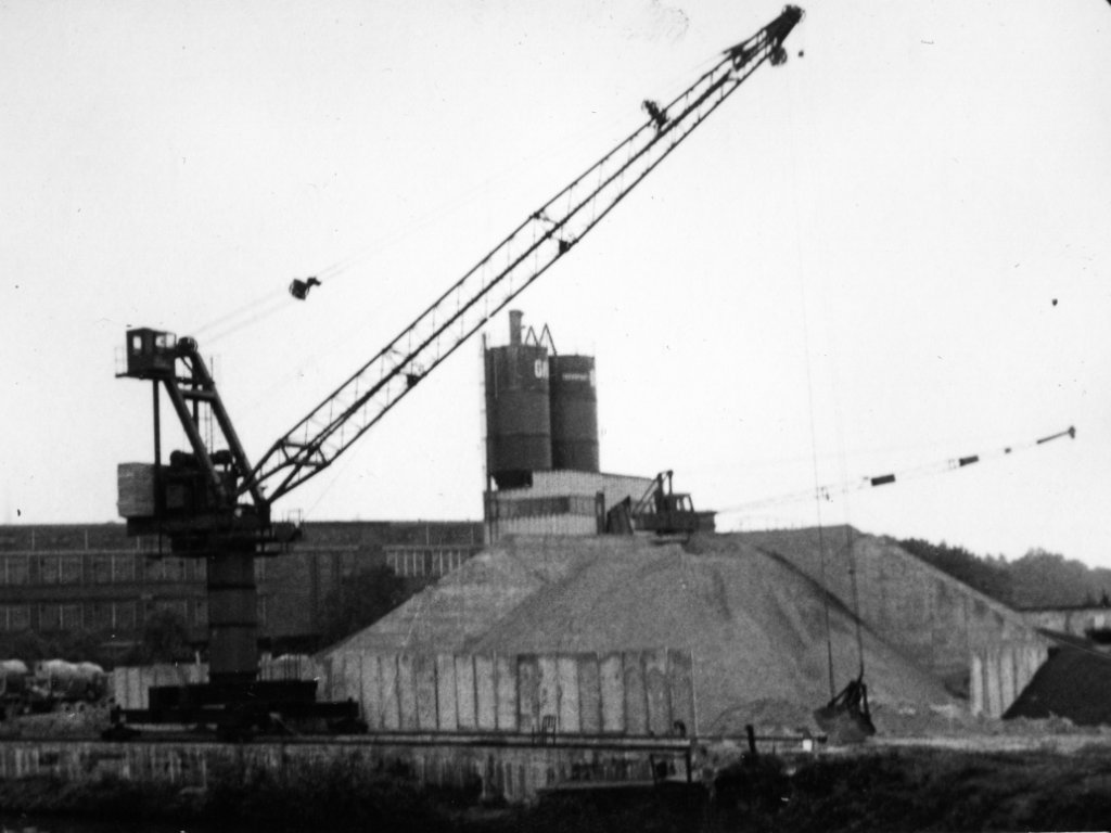 Kieswerk auf der West-Berliner Lohmühleninsel am Flutgraben