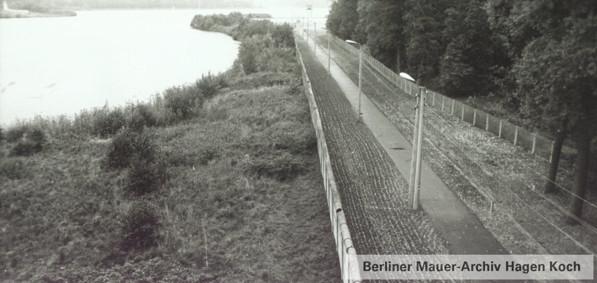 Sperranlagen der Potsdamer Grenze mit Blick auf die Landzunge Quapphorn und den dortigen Wachturm der DDR-Grenztruppen