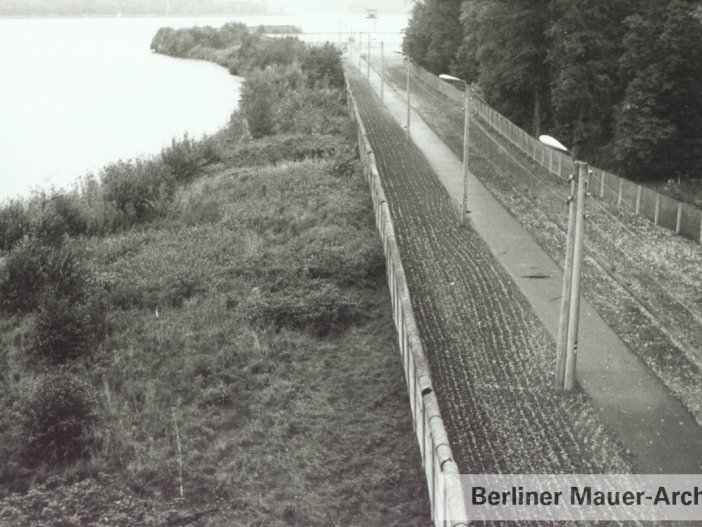 Sperranlagen der Potsdamer Grenze mit Blick auf die Landzunge Quapphorn und den dortigen Wachturm der DDR-Grenztruppen