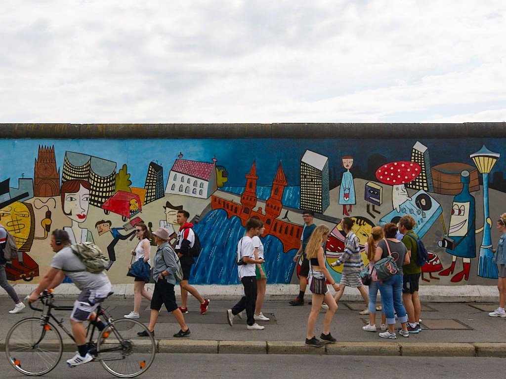 Jim Avignon übermalt sein Bild „Doin It Cool For The East Side“ zusammen mit Kunststudierenden 2013 mit einem neuen Motiv