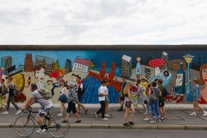 Jim Avignon übermalt sein Bild „Doin It Cool For The East Side“ zusammen mit Kunststudierenden 2013 mit einem neuen Motiv