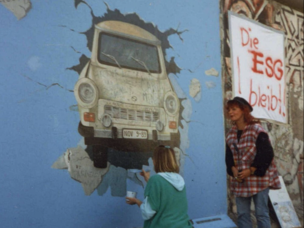 1998 restaurierten einige Künstlerinnen ihre Bilder auf eigene Initiative