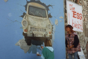 1998 restaurierten einige Künstlerinnen ihre Bilder auf eigene Initiative