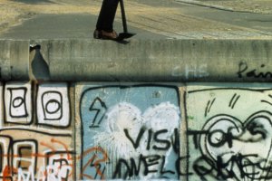 1986: In der Bundesrepublik ist die offizielle Kritik an der Berliner Mauer seit den 1970er Jahren leiser geworden. Die Mauer gleicht auf westlicher Seite mittlerweile einer riesigen Leinwand. Der kanadische Friedensaktivist John Runnings erregt mit seinem politischen Protest am 25. Jahrestag Aufmerksamkeit: er klettert auf die Mauerkrone und schl&auml;gt mit einem Hammer auf sie ein. DDR-Grenzsoldaten nehmen ihn schlie&szlig;lich fest, er verbringt drei Monate in Haft in Ost-Berlin.