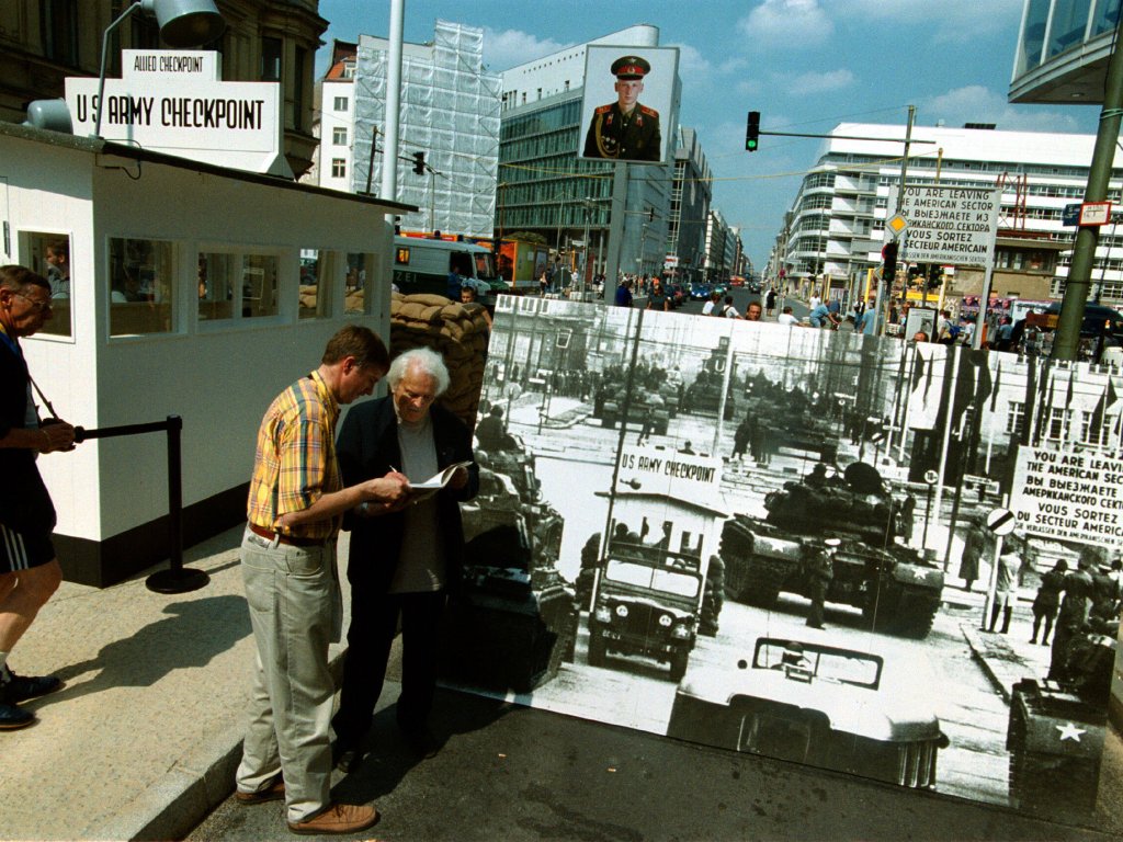 2000: Am Checkpoint Charlie wird zum Jahrestag des Mauerbaus eine Rekonstruktion des ursprünglichen alliierten Kontrollhäuschens in der Version von 1961 aufgestellt. Die Kontrollbaracke, die sich bis 1990 dort befunden hat, ist seit 1994 auf dem Gelände des AlliiertenMuseums in Berlin-Dahlem ausgestellt.