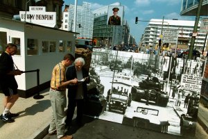 2000: Am Checkpoint Charlie wird zum Jahrestag des Mauerbaus eine Rekonstruktion des urspr&uuml;nglichen alliierten Kontrollh&auml;uschens in der Version von 1961 aufgestellt. Die Kontrollbaracke, die sich bis 1990 dort befunden hat, ist seit 1994 auf dem Gel&auml;nde des AlliiertenMuseums in Berlin-Dahlem ausgestellt.