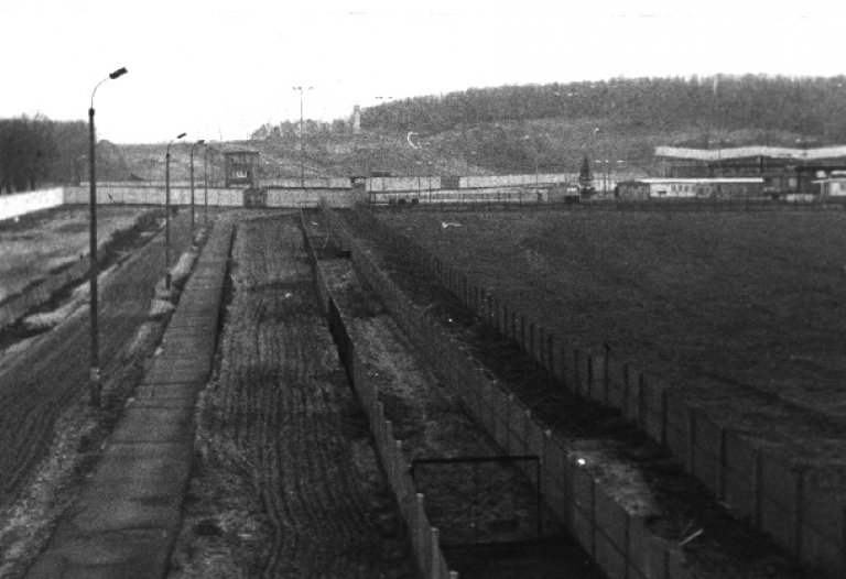 Die Berliner Mauer: Grenzübergangsstelle Staaken, Aufnahme 1980er Jahre