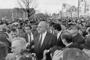 Erster Auftritt von Bundeskanzler Helmut Kohl im Volkskammer-Wahlkampf auf dem Erfurter Domplatz, 20. Februar 1990